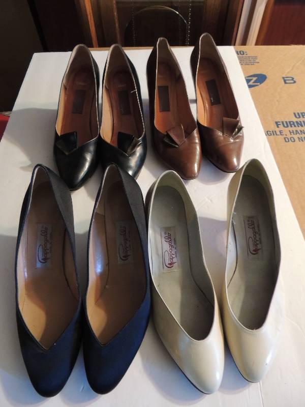 lot 124 image: Womans shoes all size 9- Cappagall...