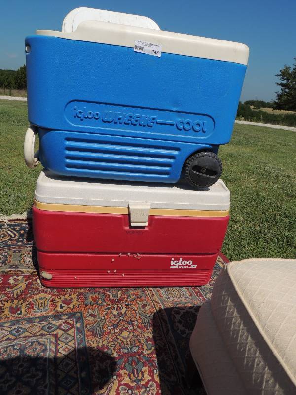 lot 143 image: 2 IGLOO Ice chests ( red and blue w...