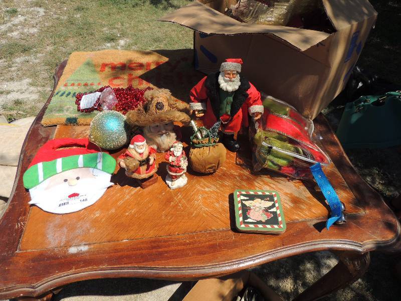lot 148 image: Christmas- coaster, ribbons ceramic...