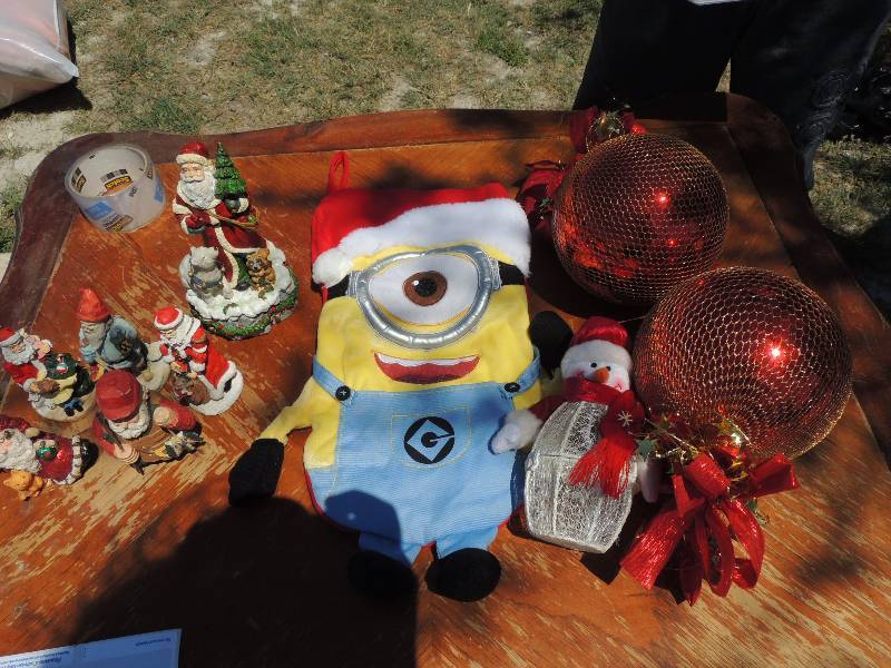 lot 154 image: Minion stocking, 2 large red orname...