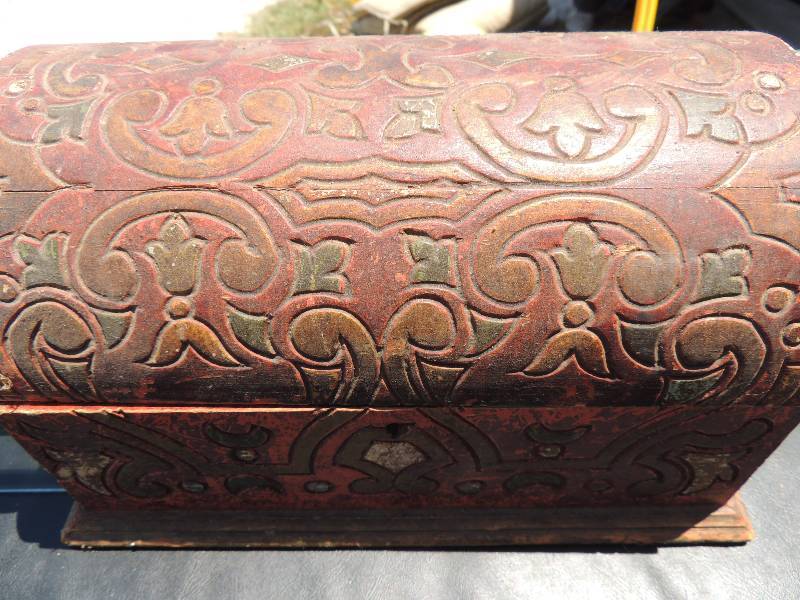 lot 172 image: Mirror jewelry box &  Carved  woode...