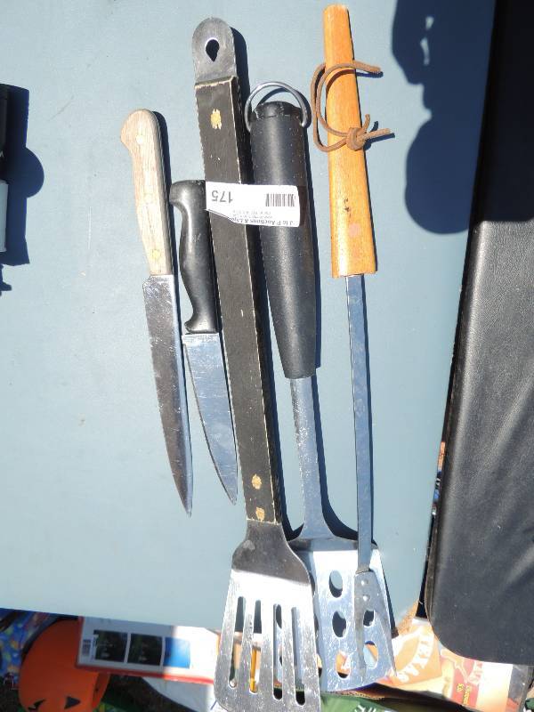 lot 175 image: Spatulas Long handles and  knives -...
