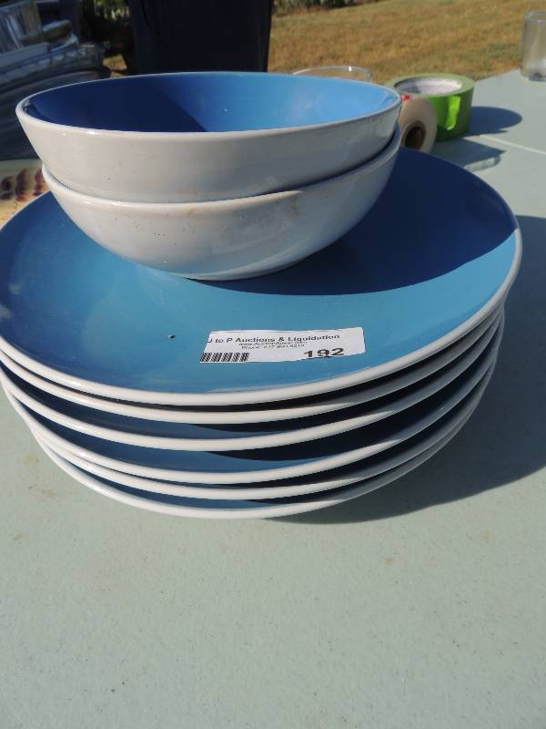 lot 192 image: Royal Norfolk   BLUE PLATES   QTY ...