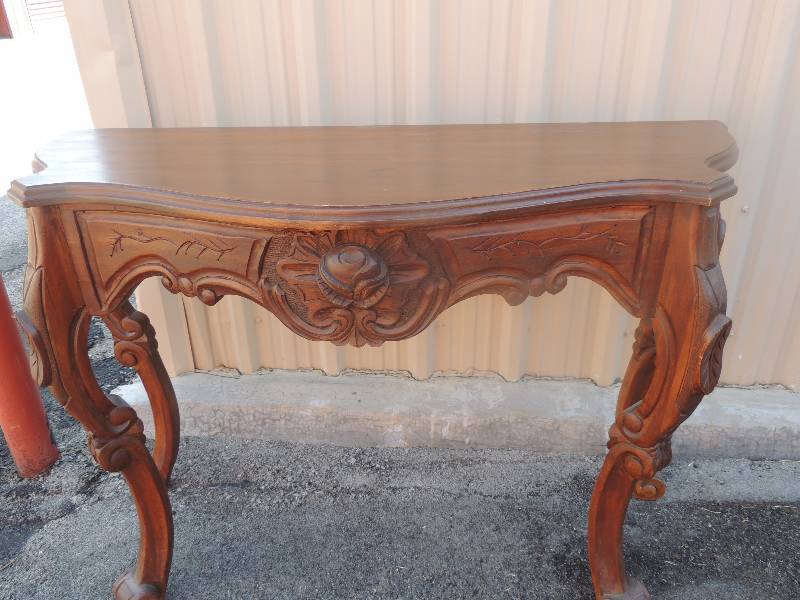 lot 19 image: Mahogany hall table, Curved Front  ...