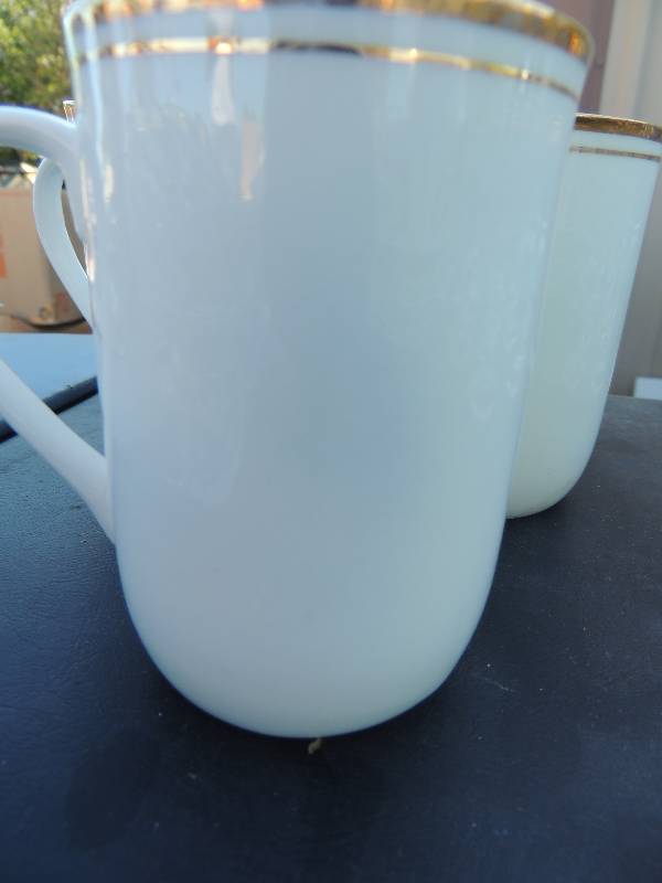 lot 205 image: 5 gold rimmed Hitkara bone china c...