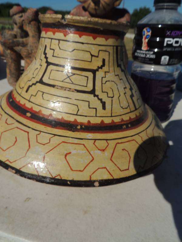 lot 212 image: Mexican Indian pottery vase...