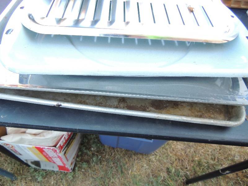 lot 237 image: Aluminum COOKING Trays x 5, muffin ...