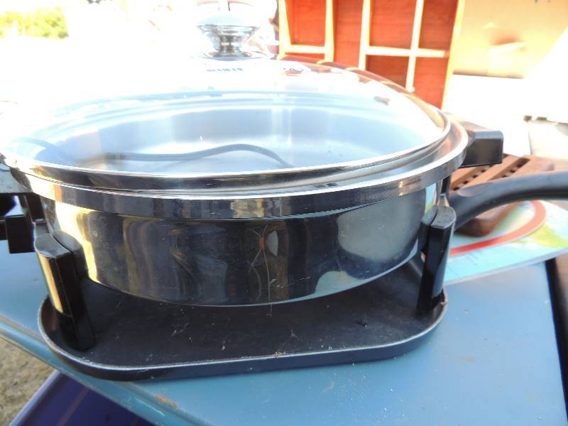 lot 241 image: Salad Master electric skillet and g...