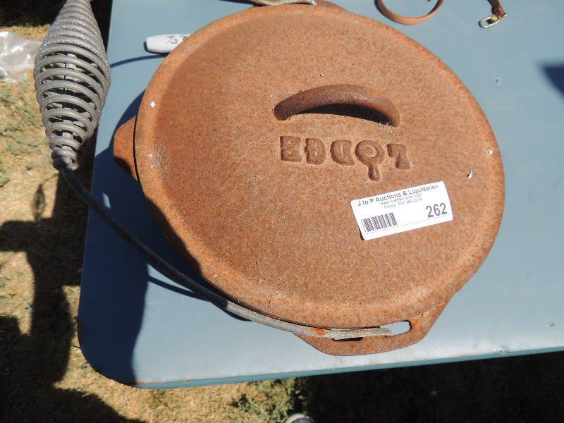 lot 262 image: LODGE CAST IRON DUTCH OVEN WITH LID...