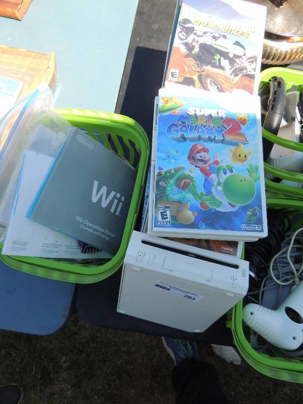 lot 263 image: Nintendo Wii  SYSTEM   COMES WITH ...