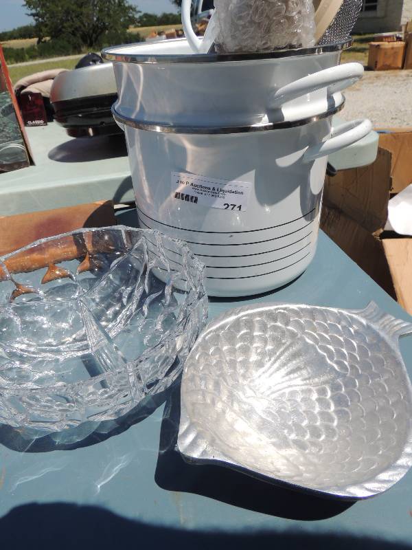 lot 271 image: Copco  5 Quart Stock Pot with steam...