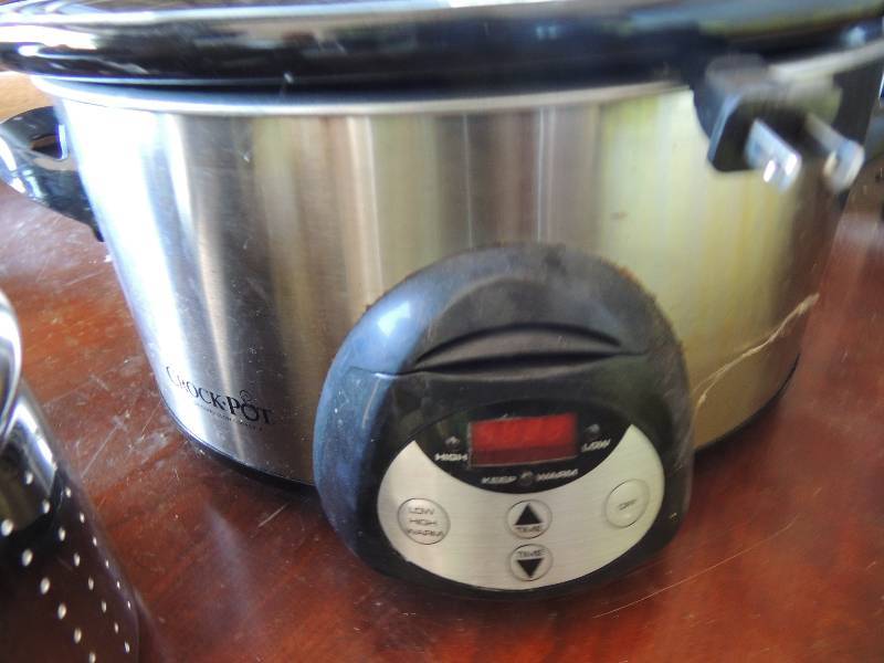 lot 292 image: 6QT Crock pot with lid...