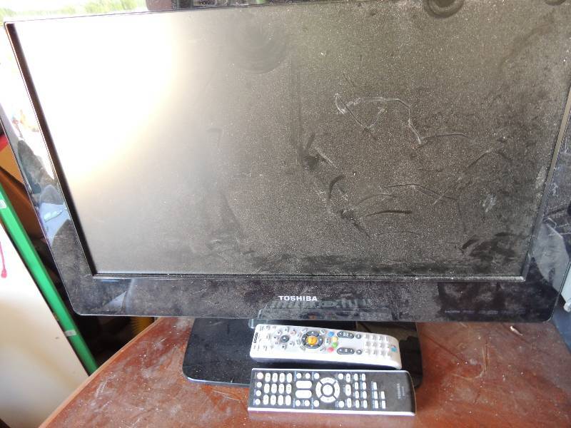 lot 295 image: TOSHIBA 24 inch TV with remote...
