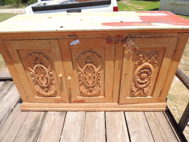 lot 339 image: Buffet with 3 doors     20w,58 L, 3...