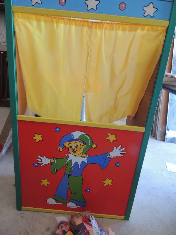lot 357 image: Puppets THEATER WITH 5 PUPPETS...