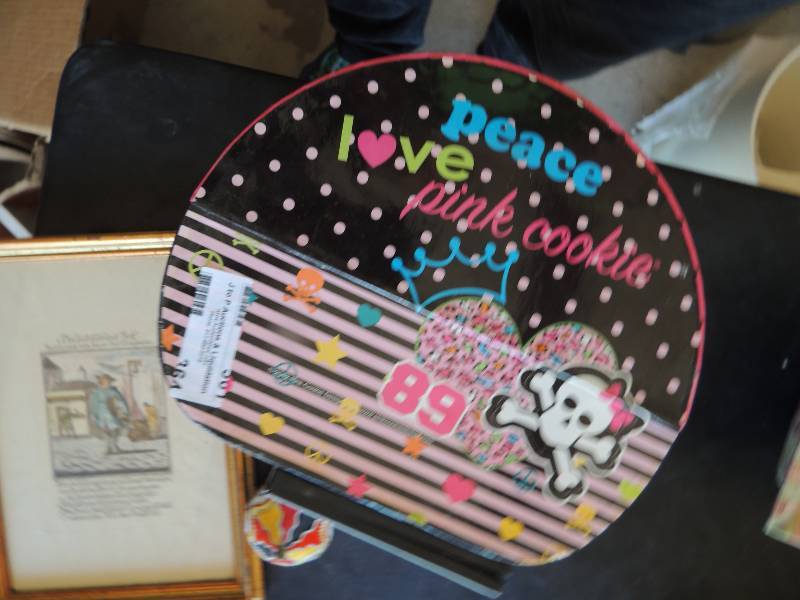 lot 364 image: Box and & hair ties, crafts, trink...