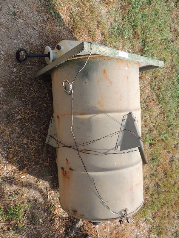 lot 391 image: Deer feeder 55 gal - on legs, has l...