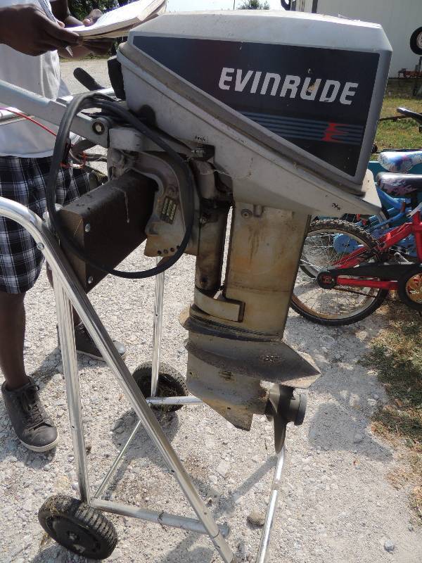 lot 413 image: Evinrude 15 HP Outboard Boat motor  -  PULL START PULLS EASILY , HAS AN ELECTRIC START,   and Stand