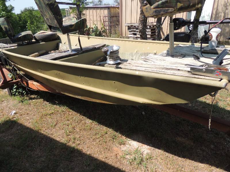 lot 388 image: Boat -Lowe Jon Boat 15 ft., 3 camo ...