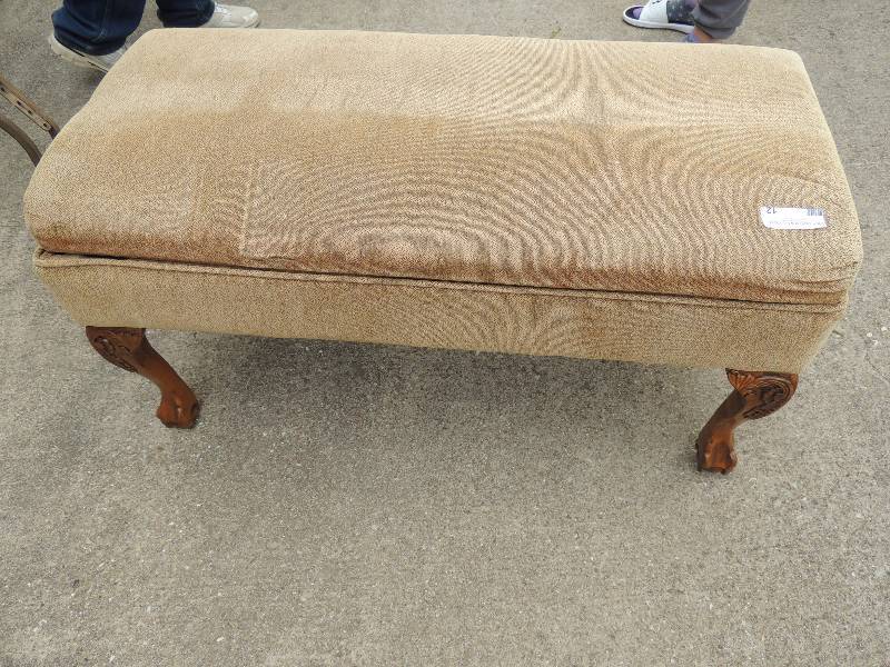 lot 12 image: Sofa bench -bench opens to compartm...