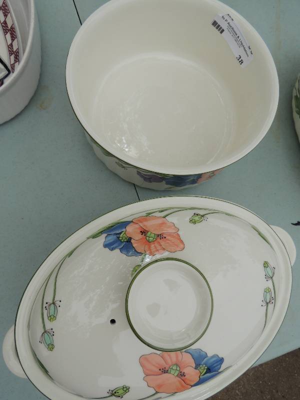 lot 38 image: Villeroy & Boch -Round Souffle bowl...