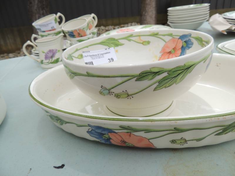 lot 39 image: Villeroy & Boch  - 8 inch serving ...