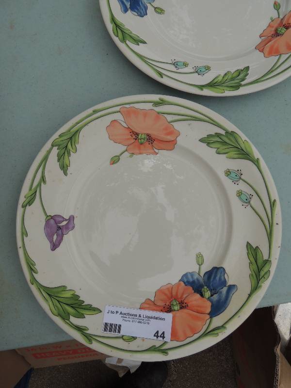 lot 44 image: Villeroy & Boch  - 3 dinner plat...