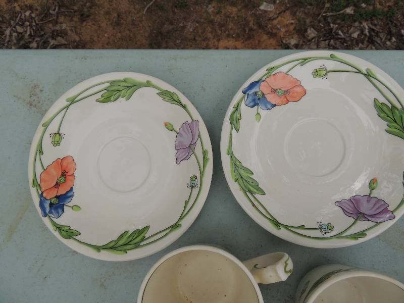 lot 45 image: Villeroy & Boch  - 6 cups and 3 sau...