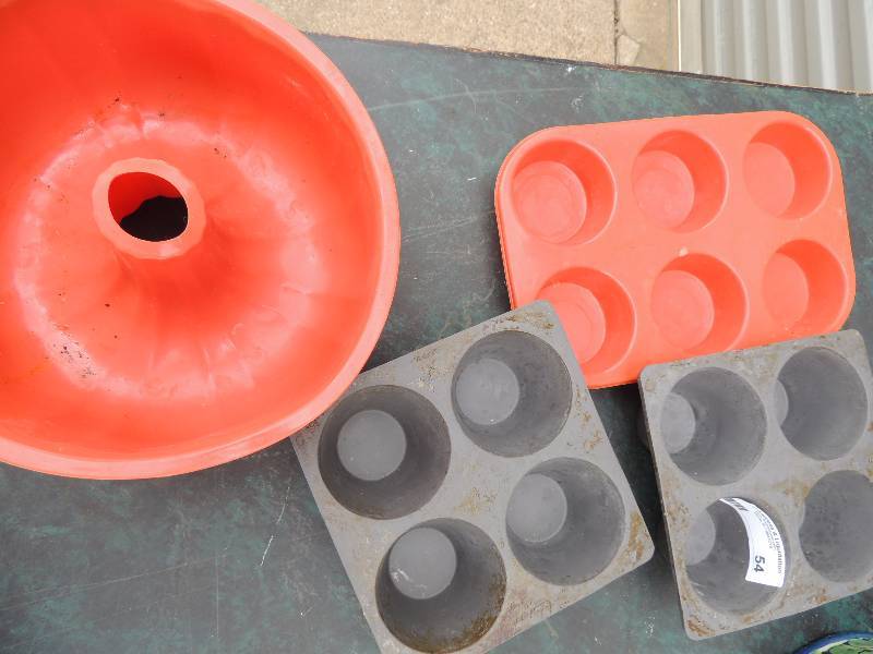lot 54 image: Silicone Bakeware - 4 muffin,   6 ...