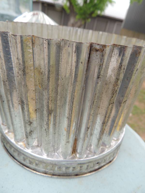 lot 69 image: small bundt cake pan...