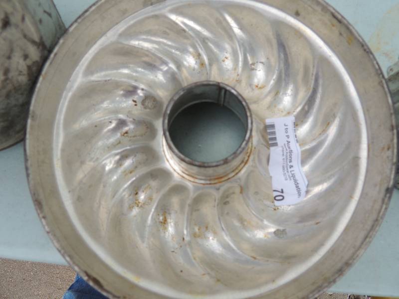 lot 70 image: Vintage metal bundt pan...