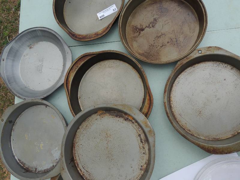 lot 82 image: 8 round cake pans 9 inch  - by Wils...