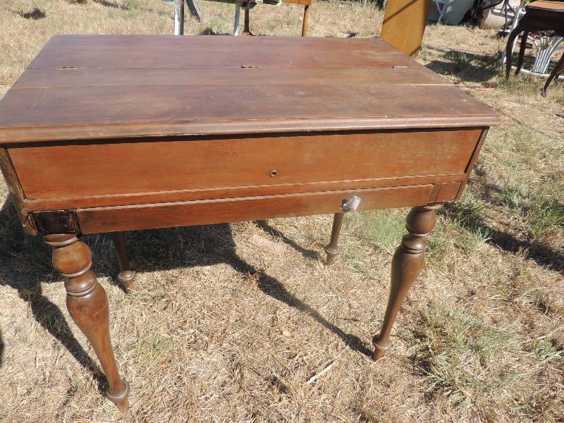 lot 15 image: Antique Desk  - TOP FLIPS UP