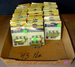 lot 53 image: NOS - TECHman 4-Way Splitter UHFVHFFM indoor outdoor wGround Block (43x$)