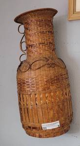 lot 9 image: WICKER STYLE WALL DECOR AS SHOWN.