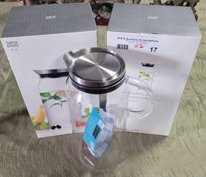 lot 17 image: (2) SAMA DOYO HEAT RESISTANT GLASS PITCHERS AS SHOWN. (SOLD x2 THE MONEY)