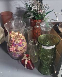 lot 33 image: LOT OF FLOWER VASES AS SHOWN.