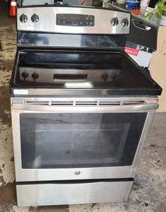 lot 2 image: GE ELECTRIC STOVE AS SHOWN.