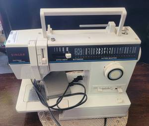 lot 61 image: SINGER PORTABLE SEWING MACHINE AS SHOWN.