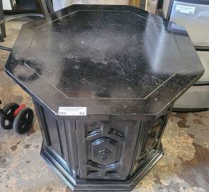 lot 63 image: VINTAGE STYLE WOODEN ACCENT TABLE AS SHOWN.