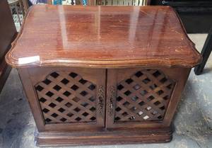 lot 70 image: WOODEN ACCENT TABLE IN STYLECOLOR SHOWN.