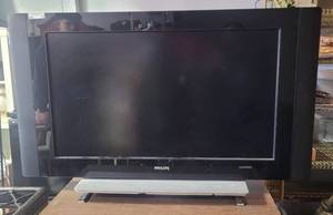 lot 72 image: PHILIPS TV MODEL 42PF7421D37 AS SHOWN.
