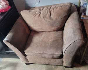 lot 78 image: UPHOLSTERED SOFA CHAIR IN STYLECOLOR SHOWN.