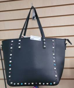 lot 87 image: NEW HAND BAG  PURSE IN STYLEDESIGN SHOWN.