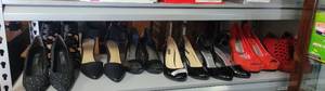 lot 122 image: LOT OF ASSORTED WOMEN SHOES AS SHOWN.