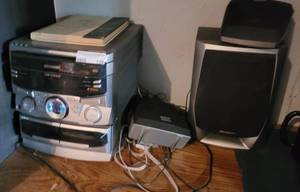 lot 136 image: SHARP STEREO CD-C622 AS SHOWN.