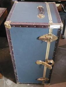lot 140 image: FOOT LOCKER  TRUNK AS SHOWN.