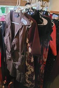 lot 172 image: LOT OF ASSORTED CLOTHING AS SHOWN.