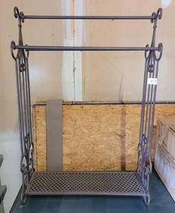 lot 217 image: METAL DECORATIVE TOWEL RACK AS SHOWN.