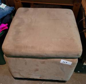 lot 259 image: CUBE SHAPED STORAGE OTTOMAN AS SHOWN. TOP NEEDS TO BE REATTACHED.